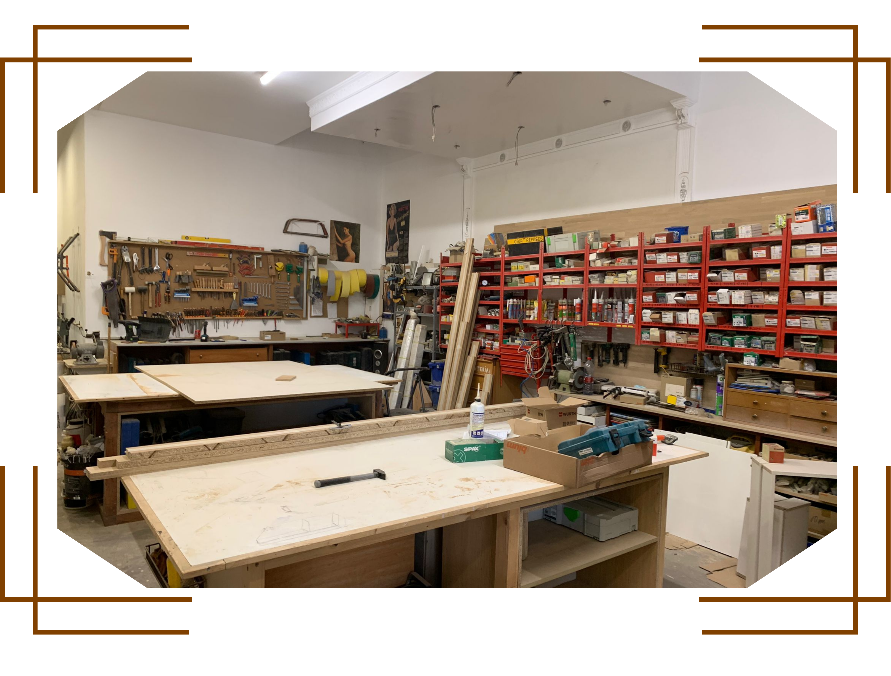 Taller de madera con maquinaria