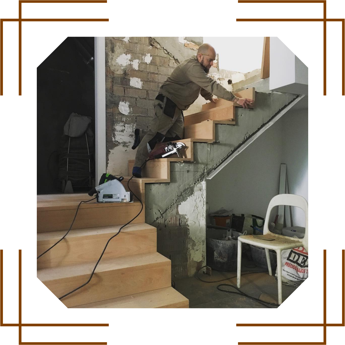 Persona trabajando colocando escalera