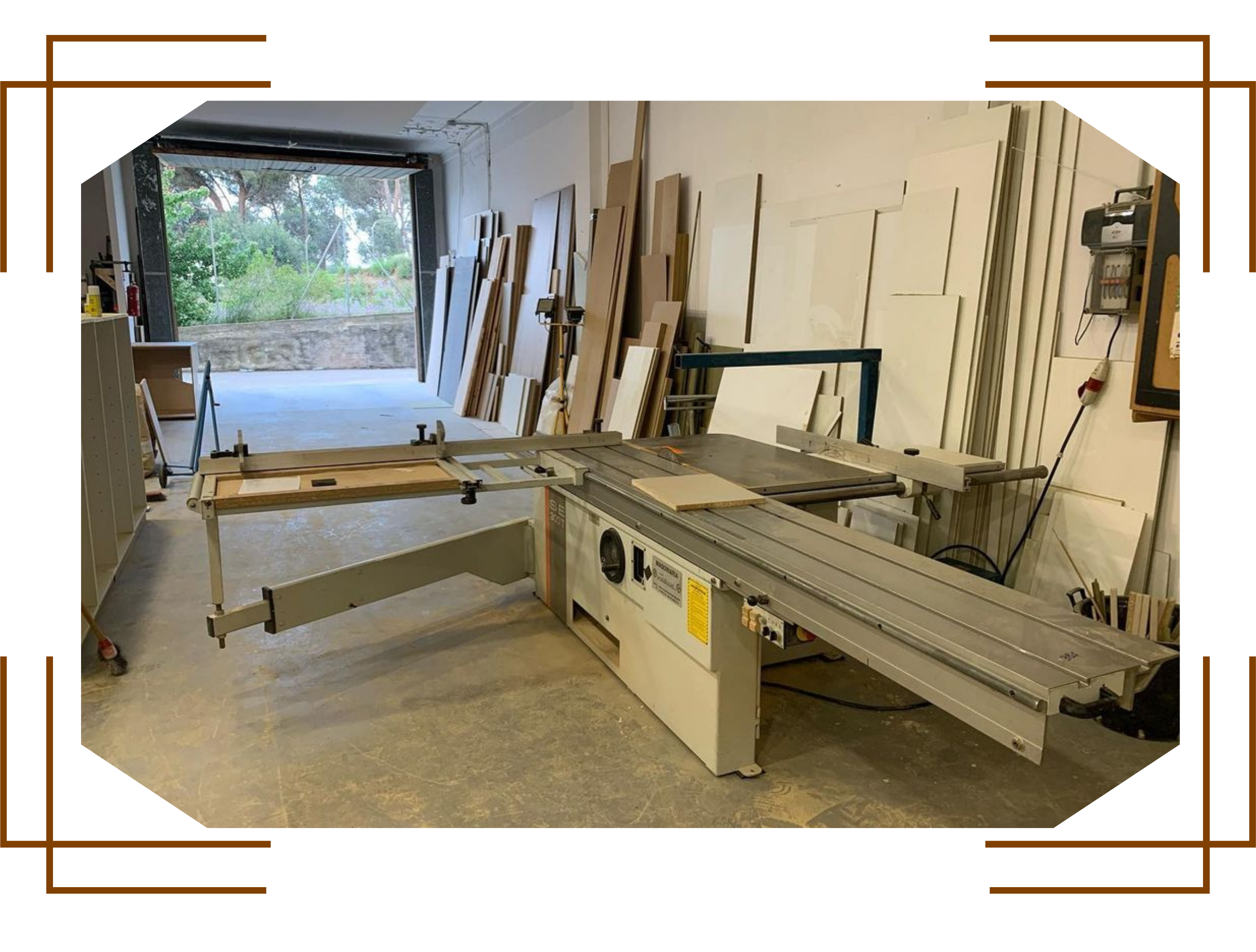 Taller de madera con maquinaria